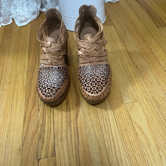 “Ethnic” Women's Tan Strap/Zipper Sandals SZ: (8) Leather NNBox New Tried On - Picture 2 of 10